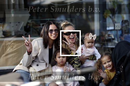 Amsterdam 18 september 2021
Rose Bertram met haar kinderen een een vriendin op terras.