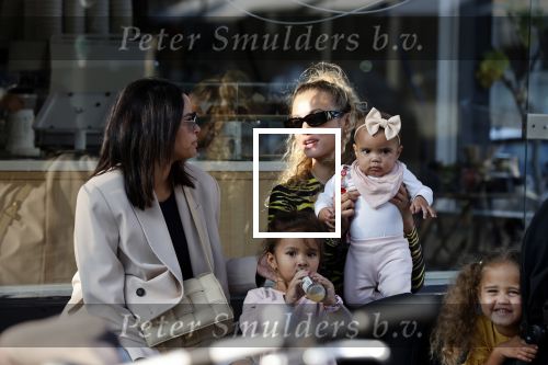 Amsterdam 18 september 2021
Rose Bertram met haar kinderen een een vriendin op terras.