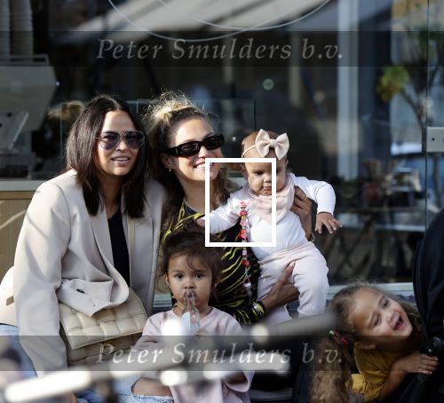Amsterdam 18 september 2021
Rose Bertram met haar kinderen een een vriendin op terras.