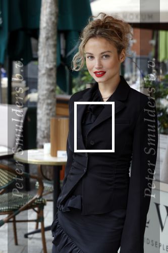 Amsterdam 23 september 2021
Rose Bertram onthult de cover van Fabulous Mama met zichzelf op de cover bij Cafe de Waard
