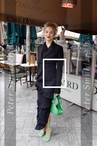 Amsterdam 23 september 2021
Rose Bertram onthult de cover van Fabulous Mama met zichzelf op de cover bij Cafe de Waard
