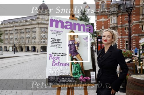 Amsterdam 23 september 2021
Rose Bertram onthult de cover van Fabulous Mama met zichzelf op de cover bij Cafe de Waard