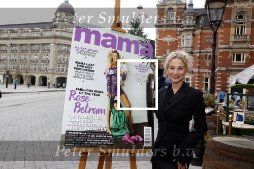 Amsterdam 23 september 2021
Rose Bertram onthult de cover van Fabulous Mama met zichzelf op de cover bij Cafe de Waard