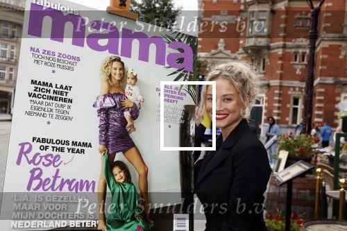 Amsterdam 23 september 2021
Rose Bertram onthult de cover van Fabulous Mama met zichzelf op de cover bij Cafe de Waard