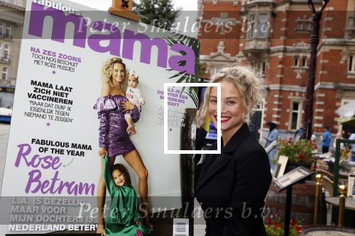 Amsterdam 23 september 2021
Rose Bertram onthult de cover van Fabulous Mama met zichzelf op de cover bij Cafe de Waard