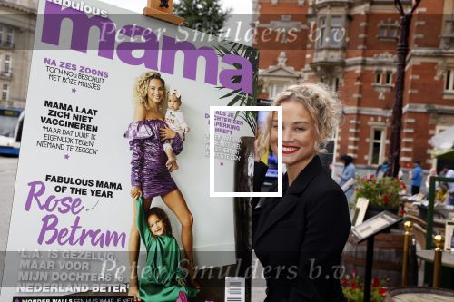 Amsterdam 23 september 2021
Rose Bertram onthult de cover van Fabulous Mama met zichzelf op de cover bij Cafe de Waard