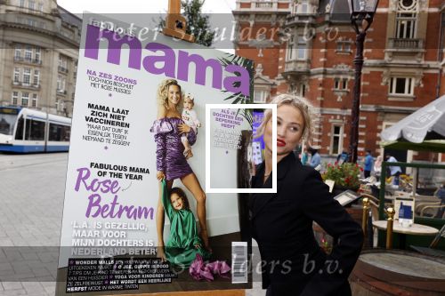 Amsterdam 23 september 2021
Rose Bertram onthult de cover van Fabulous Mama met zichzelf op de cover bij Cafe de Waard