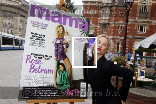 Amsterdam 23 september 2021
Rose Bertram onthult de cover van Fabulous Mama met zichzelf op de cover bij Cafe de Waard