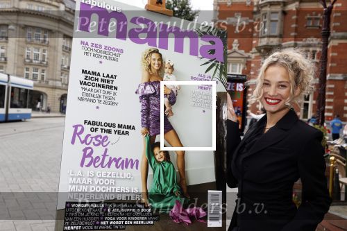Amsterdam 23 september 2021
Rose Bertram onthult de cover van Fabulous Mama met zichzelf op de cover bij Cafe de Waard