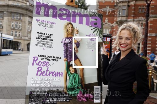 Amsterdam 23 september 2021
Rose Bertram onthult de cover van Fabulous Mama met zichzelf op de cover bij Cafe de Waard
