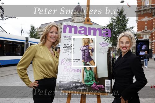 Amsterdam 23 september 2021
Rose Bertram onthult de cover van Fabulous Mama met zichzelf op de cover bij Cafe de Waard