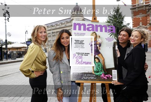 Amsterdam 23 september 2021
Rose Bertram onthult de cover van Fabulous Mama met zichzelf op de cover bij Cafe de Waard