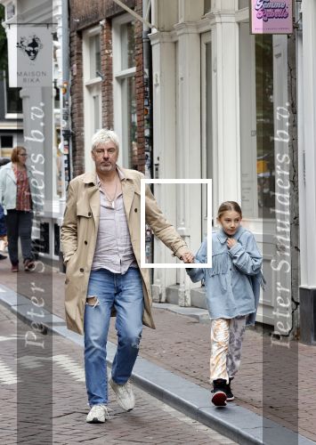Amsterdam 2 oktober 2021
Ruud de Wild met zijn dochter Teddy  aan het winkelen in de 9 straatjes
