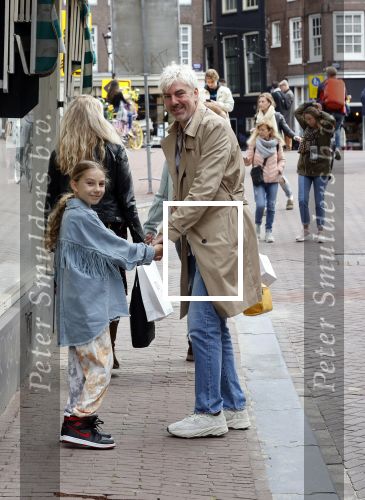 Amsterdam 2 oktober 2021
Ruud de Wild met zijn dochter Teddy  aan het winkelen in de 9 straatjes