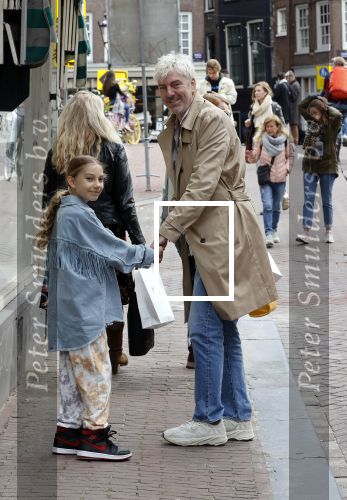 Amsterdam 2 oktober 2021
Ruud de Wild met zijn dochter Teddy  aan het winkelen in de 9 straatjes