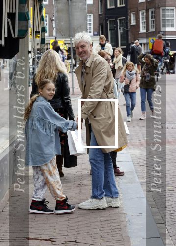 Amsterdam 2 oktober 2021
Ruud de Wild met zijn dochter Teddy  aan het winkelen in de 9 straatjes