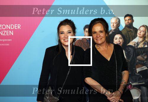 Amsterdam 11 oktober 2021
Premiere Liefde zonder grenzenin Tuschinski met in de hoofdrol Yolanthe Cabau v Kasbergen Jim Bakkum Soy Kroon Abbey Hoes  Hajo Bruins en Peggy Vrijens . Holly Brood kwam met haar moeder Sandra en Zus en schoonmoeder