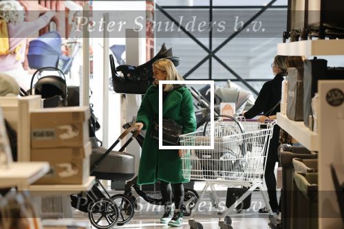 Amsterdam 7 oktober 2021
Rachel Hazes , Sarah v Soelen en haar moeder Rebecca v Soelen bij de prenetal babywinkel in Amstedam zuid oost.