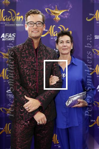 Scheveningen 26 september 2021
Premiere Aladdin in het circustheater. Splinter Chabot met zijn moeder