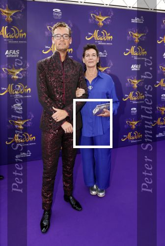 Scheveningen 26 september 2021
Premiere Aladdin in het circustheater. Splinter Chabot met zijn moeder
