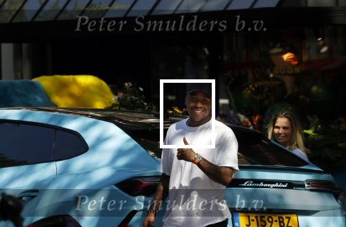 Amsterdam 8 september 2021
Steven Bergwijn met zijn vriendin Sem Smit op de cornelis schuytstraat. Steven rijdt in een Lamborghini Urus.