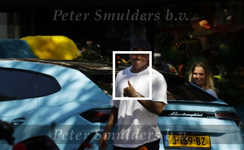 Amsterdam 8 september 2021
Steven Bergwijn met zijn vriendin Sem Smit op de cornelis schuytstraat. Steven rijdt in een Lamborghini Urus.