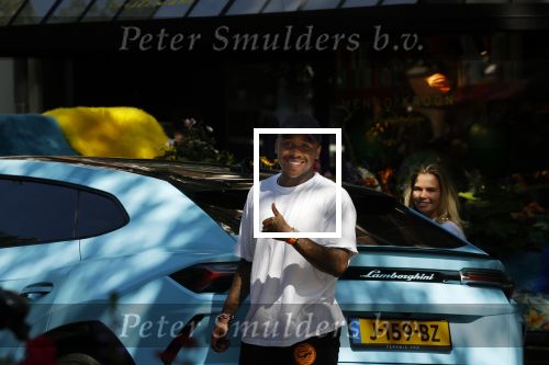 Amsterdam 8 september 2021
Steven Bergwijn met zijn vriendin Sem Smit op de cornelis schuytstraat. Steven rijdt in een Lamborghini Urus.