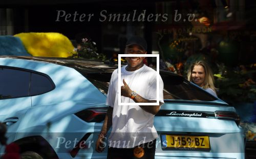 Amsterdam 8 september 2021
Steven Bergwijn met zijn vriendin Sem Smit op de cornelis schuytstraat. Steven rijdt in een Lamborghini Urus.