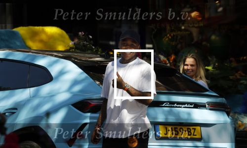 Amsterdam 8 september 2021
Steven Bergwijn met zijn vriendin Sem Smit op de cornelis schuytstraat. Steven rijdt in een Lamborghini Urus.