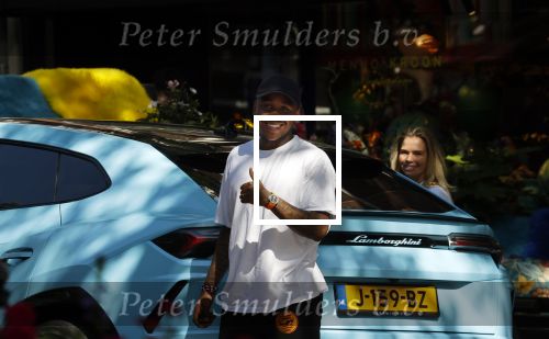 Amsterdam 8 september 2021
Steven Bergwijn met zijn vriendin Sem Smit op de cornelis schuytstraat. Steven rijdt in een Lamborghini Urus.
