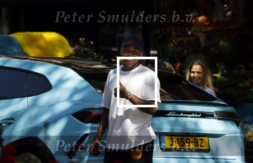 Amsterdam 8 september 2021
Steven Bergwijn met zijn vriendin Sem Smit op de cornelis schuytstraat. Steven rijdt in een Lamborghini Urus.