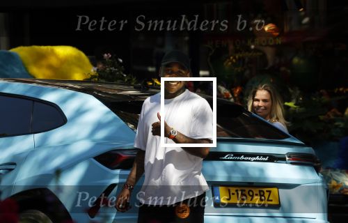 Amsterdam 8 september 2021
Steven Bergwijn met zijn vriendin Sem Smit op de cornelis schuytstraat. Steven rijdt in een Lamborghini Urus.
