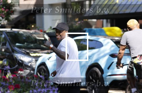 Amsterdam 8 september 2021
Steven Bergwijn met zijn vriendin Sem Smit op de cornelis schuytstraat. Steven rijdt in een Lamborghini Urus.
