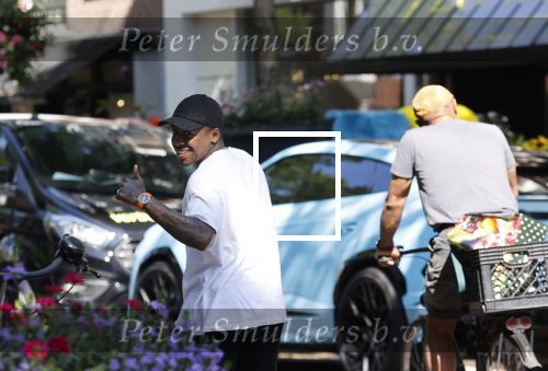 Amsterdam 8 september 2021
Steven Bergwijn met zijn vriendin Sem Smit op de cornelis schuytstraat. Steven rijdt in een Lamborghini Urus.