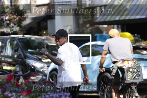 Amsterdam 8 september 2021
Steven Bergwijn met zijn vriendin Sem Smit op de cornelis schuytstraat. Steven rijdt in een Lamborghini Urus.