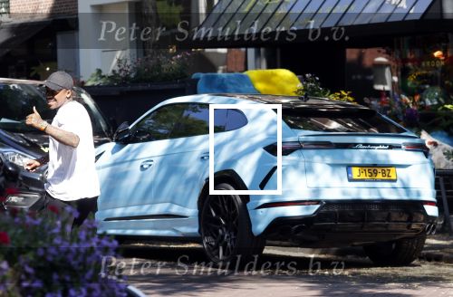 Amsterdam 8 september 2021
Steven Bergwijn met zijn vriendin Sem Smit op de cornelis schuytstraat. Steven rijdt in een Lamborghini Urus.