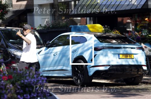 Amsterdam 8 september 2021
Steven Bergwijn met zijn vriendin Sem Smit op de cornelis schuytstraat. Steven rijdt in een Lamborghini Urus.