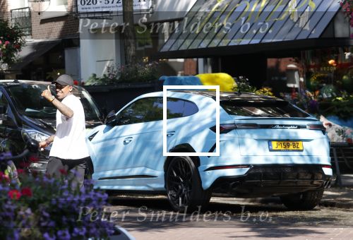 Amsterdam 8 september 2021
Steven Bergwijn met zijn vriendin Sem Smit op de cornelis schuytstraat. Steven rijdt in een Lamborghini Urus.