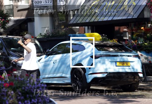 Amsterdam 8 september 2021
Steven Bergwijn met zijn vriendin Sem Smit op de cornelis schuytstraat. Steven rijdt in een Lamborghini Urus.