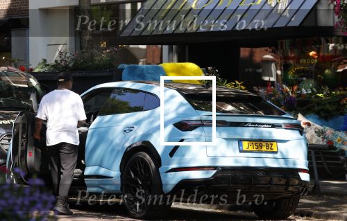 Amsterdam 8 september 2021
Steven Bergwijn met zijn vriendin Sem Smit op de cornelis schuytstraat. Steven rijdt in een Lamborghini Urus.