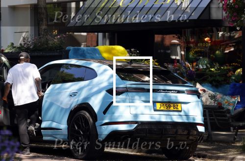 Amsterdam 8 september 2021
Steven Bergwijn met zijn vriendin Sem Smit op de cornelis schuytstraat. Steven rijdt in een Lamborghini Urus.