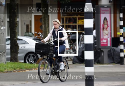 Amsterdam 1 september 2021
Suze Mens fietsend in Amsterdam zuid.