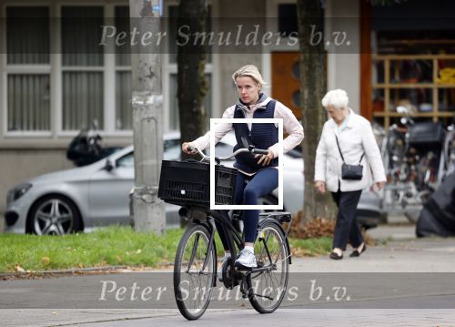 Amsterdam 1 september 2021
Suze Mens fietsend in Amsterdam zuid.