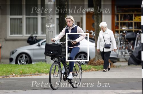 Amsterdam 1 september 2021
Suze Mens fietsend in Amsterdam zuid.
