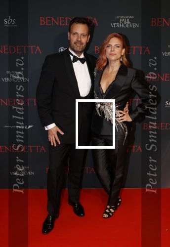 Amsterdam 12 oktober 2021
Premiere Benedetta  in Tuschinski. paul Verhoeven is de regisseur. Tamara Brinkman met partner