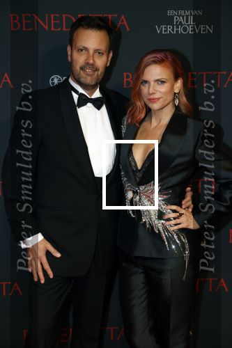 Amsterdam 12 oktober 2021
Premiere Benedetta  in Tuschinski. paul Verhoeven is de regisseur. Tamara Brinkman met partner