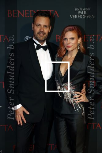 Amsterdam 12 oktober 2021
Premiere Benedetta  in Tuschinski. paul Verhoeven is de regisseur. Tamara Brinkman met partner