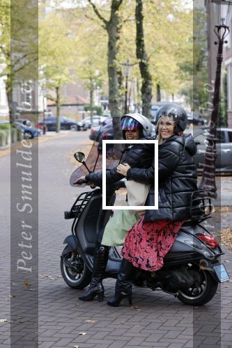 Amsterdam 11 oktober 2021
Presentatie fit platform van Antje Monteiro fit at home health & lifestyle. Chimene v Oosterhout en tanja Jess kwamen op vespa scooter