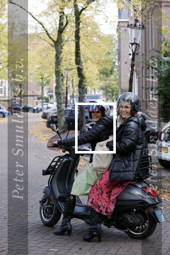 Amsterdam 11 oktober 2021
Presentatie fit platform van Antje Monteiro fit at home health & lifestyle. Chimene v Oosterhout en tanja Jess kwamen op vespa scooter