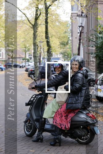 Amsterdam 11 oktober 2021
Presentatie fit platform van Antje Monteiro fit at home health & lifestyle. Chimene v Oosterhout en tanja Jess kwamen op vespa scooter